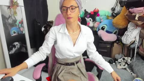 Snapshot of laurencesophiets chatting on 01.11.25 SF online show from 01.11.25