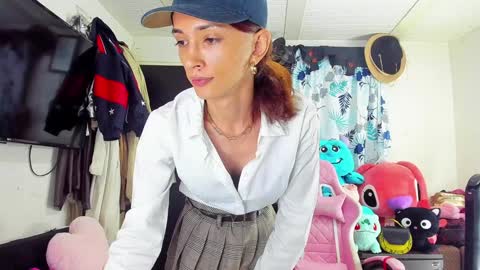 Snapshot of laurencesophiets chatting on 01.22.25 SF online show from 01.22.25