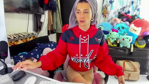 Snapshot of laurencesophiets chatting on 01.27.25 SF online show from 01.27.25