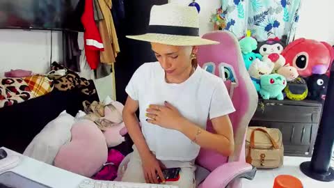 Snapshot of laurencesophiets chatting on 02.11.25 SF online show from 02.11.25