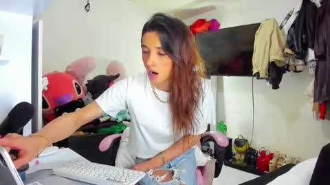 Snapshot of laurencesophiets chatting on 10.08.25 SF online show from 10.08.25