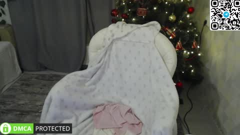 Snapshot of lavinell chatting on 12.04.24 Mia online show from 12.04.24