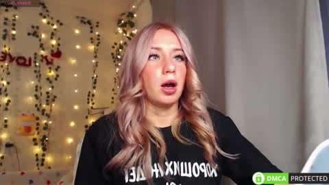 Snapshot of lavinell chatting on 09.21.25 Mia online show from 09.21.25