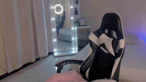 Snapshot of leahaltomm chatting on 02.26.25 leahaltomm online show from 02.26.25