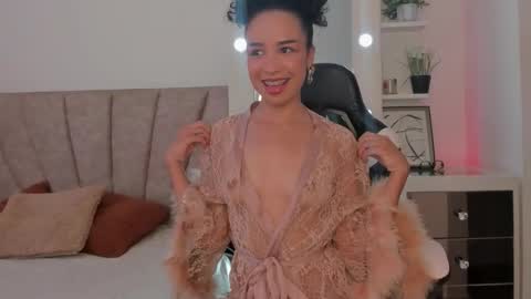 Snapshot of leahaltomm chatting on 10.16.25 leahaltomm online show from 10.16.25