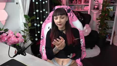 Snapshot of leahobscure chatting on 02.06.25 Leah online show from 02.06.25