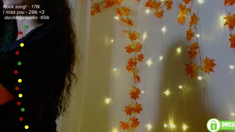 Snapshot of leia_bell chatting on 10.12.25 hey Im Leia and I love rock online show from 10.12.25