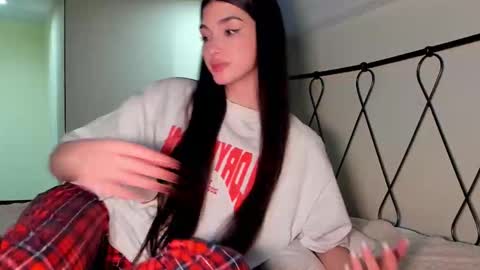 Snapshot of leila_4ever chatting on 02.13.25 Leila online show from 02.13.25