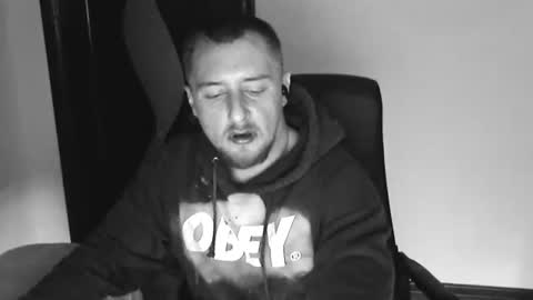 Snapshot of lev1ngston chatting on 10.27.25 lev1ngston online show from 10.27.25