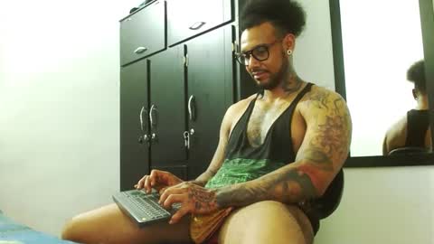 Snapshot of lewisstrong chatting on 10.08.25 Lewis Strong online show from 10.08.25