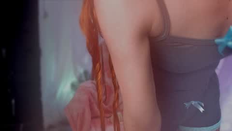 Snapshot of liahilton_ chatting on 12.08.24 lh6 9c online show from 12.08.24