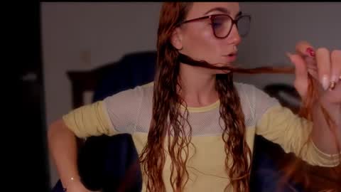 Snapshot of liahilton_ chatting on 02.05.25 lh6 9c online show from 02.05.25