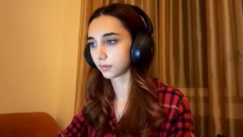 Snapshot of lilihalvorsen chatting on 09.17.25 Lina online show from 09.17.25