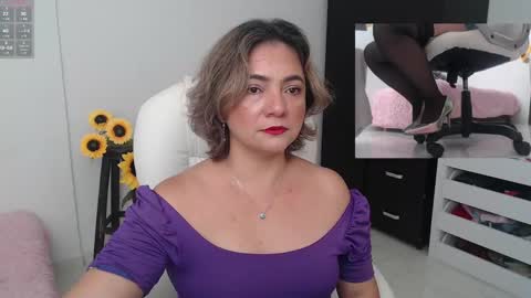 Snapshot of lilly_milf chatting on 12.02.24 Lilly online show from 12.02.24