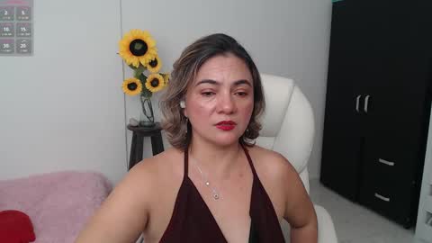 Snapshot of lilly_milf chatting on 12.18.24 Lilly online show from 12.18.24