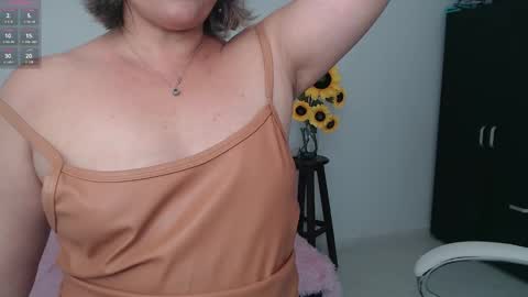 Snapshot of lilly_milf chatting on 12.23.24 Lilly online show from 12.23.24