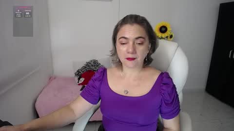 Snapshot of lilly_milf chatting on 12.28.24 Lilly online show from 12.28.24