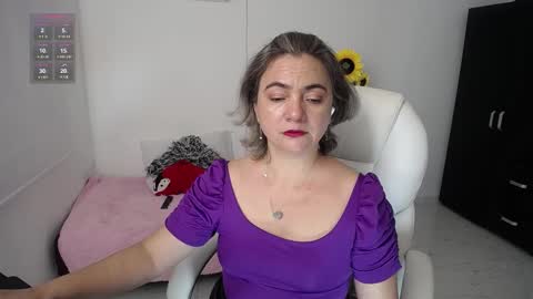 Snapshot of lilly_milf chatting on 12.28.24 Lilly online show from 12.28.24