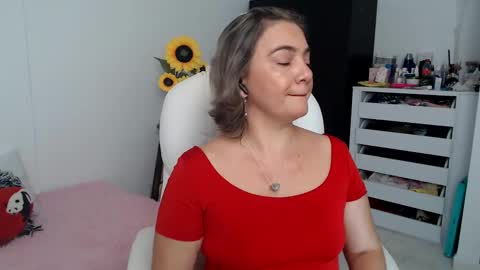 Snapshot of lilly_milf chatting on 12.29.24 Lilly online show from 12.29.24