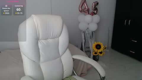 Snapshot of lilly_milf chatting on 01.25.25 Lilly online show from 01.25.25