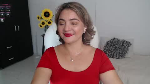 Snapshot of lilly_milf chatting on 02.06.25 Lilly online show from 02.06.25