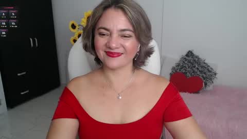 Snapshot of lilly_milf chatting on 02.15.25 Lilly online show from 02.15.25