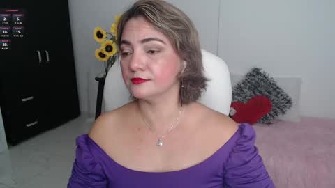 Snapshot of lilly_milf chatting on 02.21.25 Lilly online show from 02.21.25