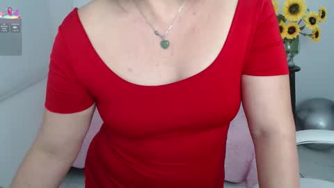 Snapshot of lilly_milf chatting on 09.15.25 Lilly online show from 09.15.25