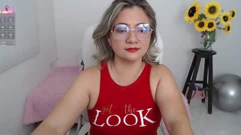 Snapshot of lilly_milf chatting on 09.16.25 Lilly online show from 09.16.25