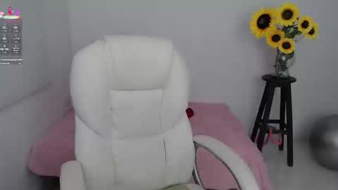 Snapshot of lilly_milf chatting on 09.19.25 Lilly online show from 09.19.25