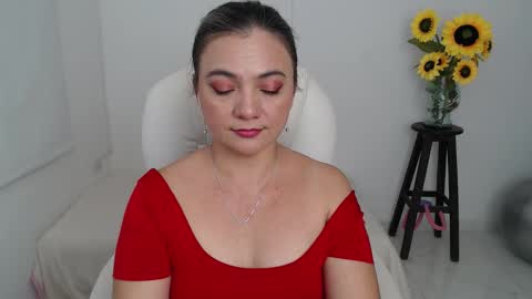 Snapshot of lilly_milf chatting on 10.24.25 Lilly online show from 10.24.25