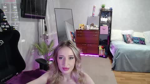 Snapshot of little_sofa99 chatting on 03.04.25 Sonya online show from 03.04.25