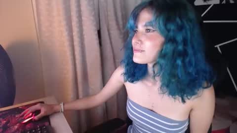 Snapshot of littlenami_ chatting on 09.26.25 LAUREN online show from 09.26.25