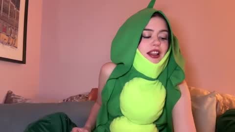 Snapshot of littlesugarpea chatting on 01.05.25 Little Sugar Pea online show from 01.05.25