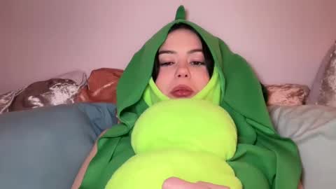 Snapshot of littlesugarpea chatting on 01.05.25 Little Sugar Pea online show from 01.05.25