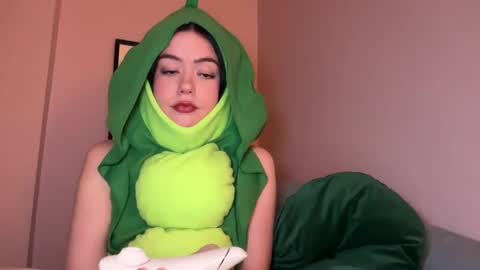 Snapshot of littlesugarpea chatting on 01.08.25 Little Sugar Pea online show from 01.08.25