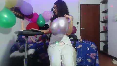 Snapshot of lola_fiery chatting on 12.19.24 lola_fiery online show from 12.19.24