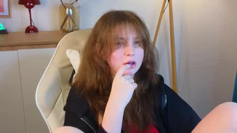 Snapshot of lolly_pump chatting on 10.16.25 Mona online show from 10.16.25