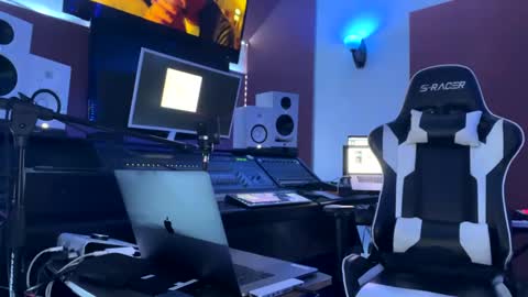 Snapshot of love4heelz chatting on 03.09.25 Prynce online show from 03.09.25