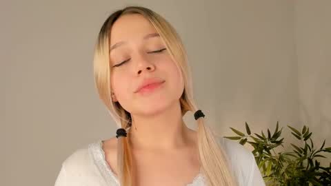 Snapshot of love_audirs6 chatting on 11.12.25 Eva online show from 11.12.25