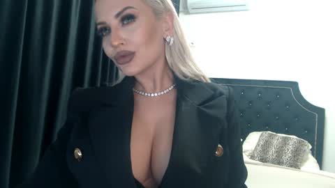 Snapshot of lovelyblondyxxx chatting on 12.10.24 PrAllinXXXa online show from 12.10.24