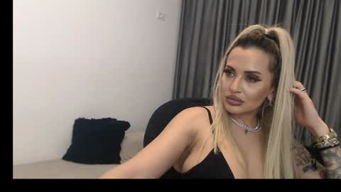 Snapshot of lovelyblondyxxx chatting on 02.26.25 PrAllinXXXa online show from 02.26.25