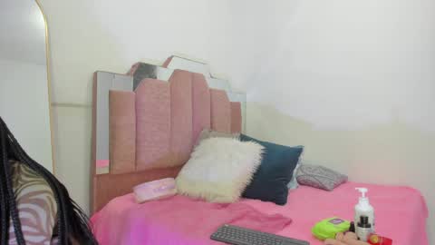 Snapshot of lovequeen02 chatting on 01.25.25 L O V E online show from 01.25.25