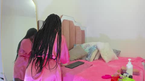 Snapshot of lovequeen02 chatting on 01.30.25 L O V E online show from 01.30.25