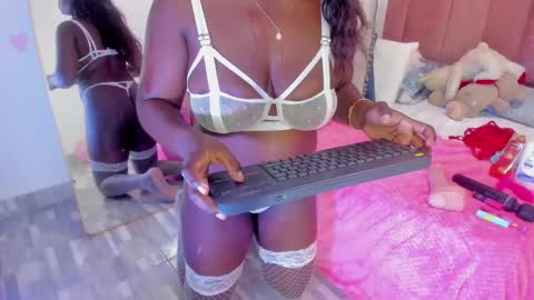 Snapshot of lovequeen02 chatting on 02.15.25 L O V E online show from 02.15.25