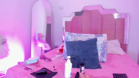 Snapshot of lovequeen02 chatting on 03.05.25 L O V E online show from 03.05.25