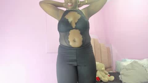 Snapshot of lovequeen02 chatting on 09.20.25 L O V E online show from 09.20.25
