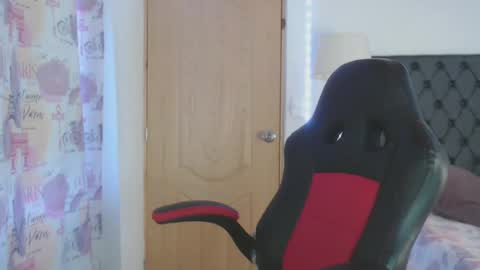 Snapshot of lucy_chanell chatting on 01.05.25 lucy online show from 01.05.25