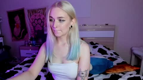Snapshot of lucysbrain chatting on 03.12.25 Lucy online show from 03.12.25