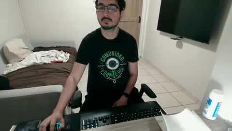 Snapshot of luis_flr chatting on 03.10.25 luis_flr online show from 03.10.25